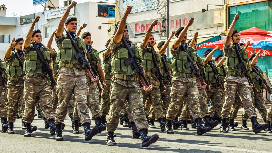 ΑΓΡΙΟΣ ΚΑΒΓΑΣ ΜΕΤΑΞΥ ΣΤΡΑΤΙΩΤΩΝ ΣΤΗΝ ΠΑΦΟ: Στο νοσοκομείο 18χρονος με σοβαρό τραυματισμό στο πρόσωπο