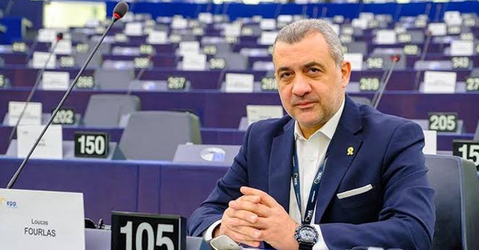 ΛΟΥΚΑΣ ΦΟΥΡΛΑΣ: «Ξέχασαν ποιος εισηγήθηκε το ψήφισμα για τις κακοποιημένες γυναίκες» – Εξέφρασε τη δυσαρέσκειά του