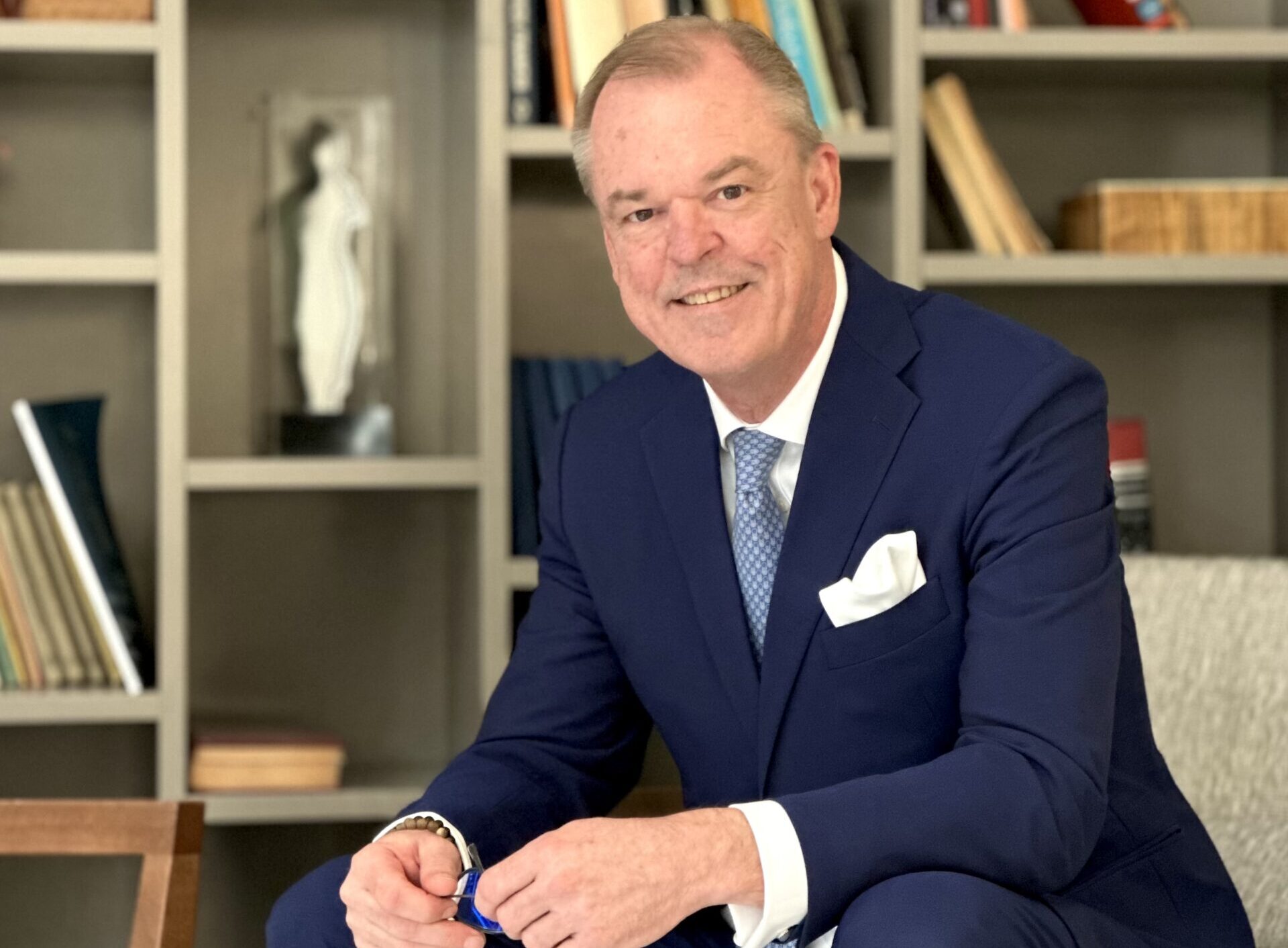 &Nu;έ&omicron;&sigmaf; &Gamma;&epsilon;&nu;&iota;&kappa;ό&sigmaf; &Delta;&iota;&epsilon;&upsilon;&theta;&upsilon;&nu;&tau;ή&sigmaf; &tau;&omicron;&upsilon; Hilton Nicosia &omicron; Ilio Rodoni