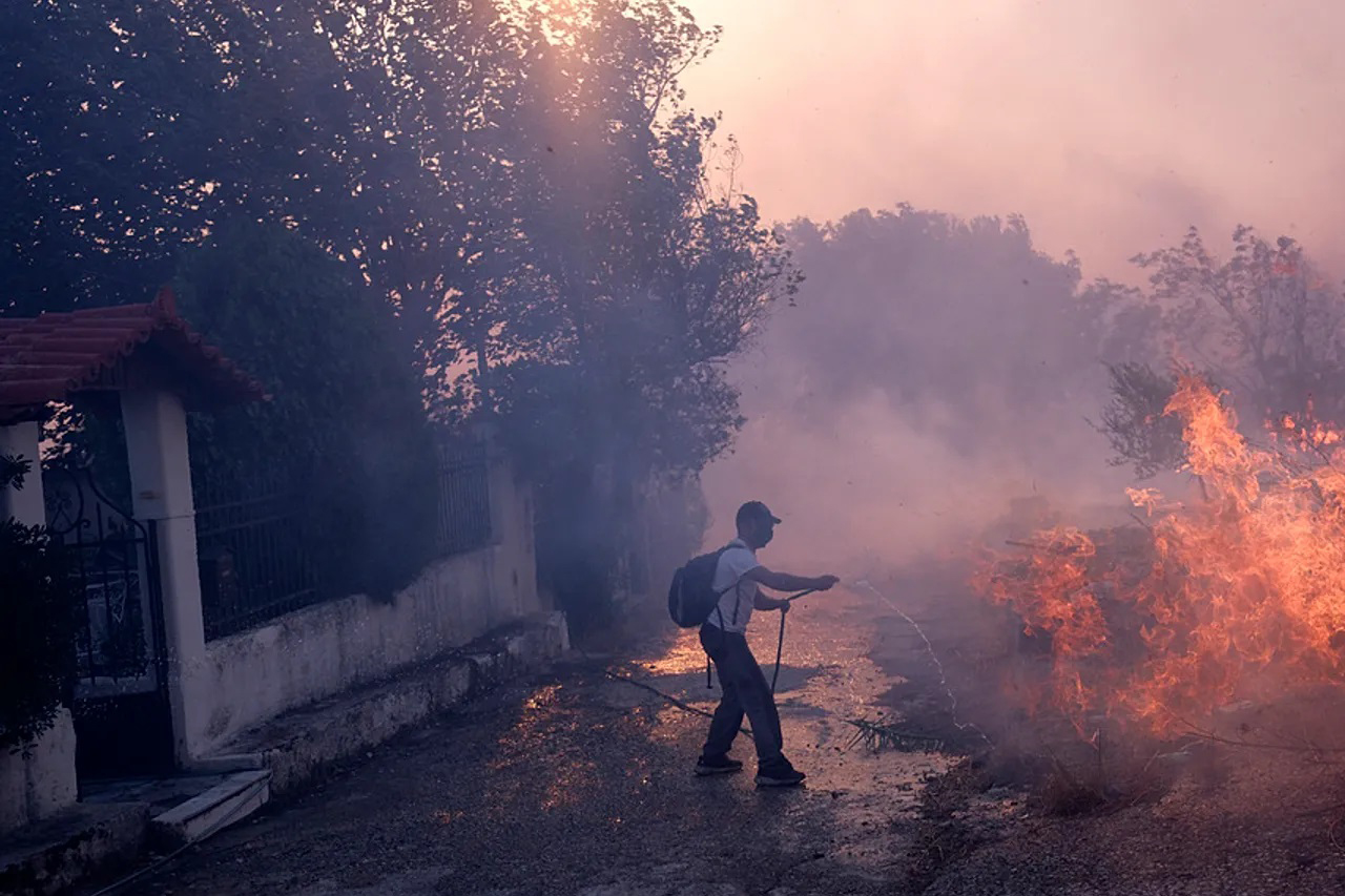 ΕΛΛΑΔΑ ΣΤΙΣ ΦΛΟΓΕΣ: Κάτοικοι απέναντι στις πύρινες λαίλαπες – Μάχη για να σωθούν σπίτια και περιουσίες-(Φώτο-Βίντεο)