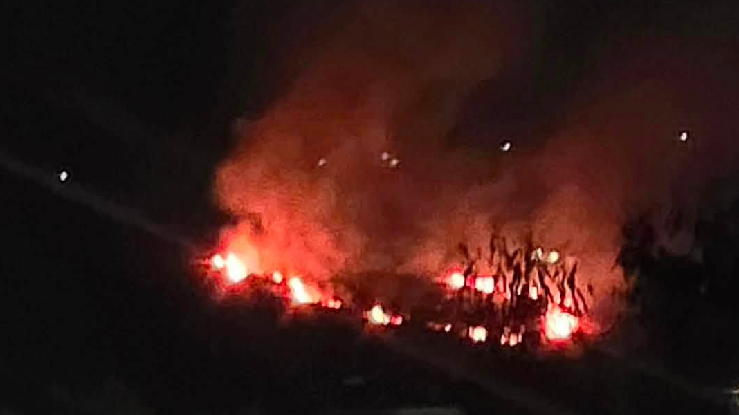 ΦΩΤΙΑ ΣΤΟΝ ΒΟΛΟ: Στις φλόγες περιοχή πάνω από το αρχαίο θέατρο Δημητριάδος