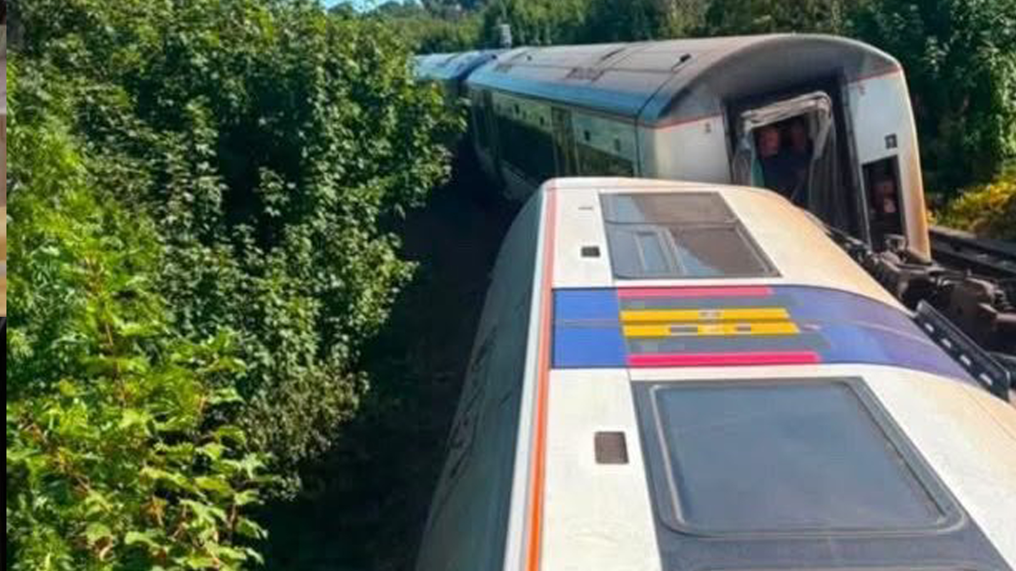 &Sigma;&Upsilon;&Nu;&Alpha;&Gamma;&Epsilon;&Rho;&Mu;&Omicron;&Sigma; &Sigma;&Tau;&Omicron; &Lambda;&Omicron;&Nu;&Delta;&Iota;&Nu;&Omicron;: &Tau;&rho;έ&nu;&omicron; &epsilon;&kappa;&tau;&rho;&omicron;&chi;&iota;ά&sigma;&tau;&eta;&kappa;&epsilon; &kappa;&omicron;&nu;&tau;ά &sigma;&tau;&omicron; &Lambda;&iota;&omicron;&upsilon;&sigmaf; &ndash; &Beta;&alpha;&gamma;ό&nu;&iota;&alpha; &alpha;&nu;&alpha;&tau;&rho;ά&pi;&eta;&kappa;&alpha;&nu;, &sigma;&epsilon; &epsilon;&xi;έ&lambda;&iota;&xi;&eta; &mu;&epsilon;&gamma;ά&lambda;&eta; &epsilon;&pi;&iota;&chi;&epsilon;ί&rho;&eta;&sigma;&eta;