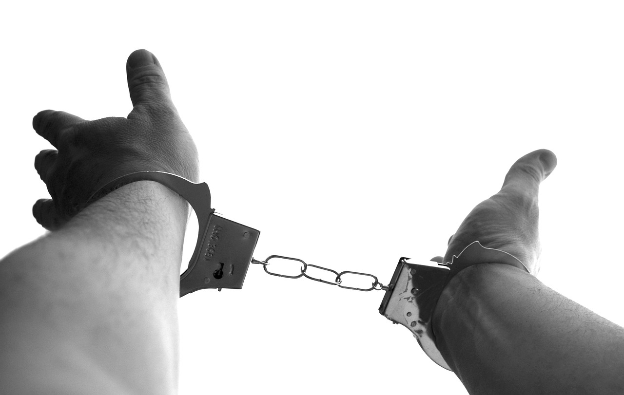 &Lambda;&Alpha;&Rho;&Nu;&Alpha;&Kappa;&Alpha;: &Sigma;&upsilon;&nu;&epsilon;&lambda;ή&phi;&theta;&eta; &kappa;&alpha;&iota; &omicron; 17&chi;&rho;&omicron;&nu;&omicron;&sigmaf; &pi;&omicron;&upsilon; &kappa;&alpha;&tau;&alpha;&zeta;&eta;&tau;&epsilon;ί&tau;&omicron; &gamma;&iota;&alpha; &tau;&alpha; &epsilon;&pi;&epsilon;&iota;&sigma;ό&delta;&iota;&alpha; &sigma;&tau;&omicron; &laquo;&Alpha;&mu;&mu;ό&chi;&omega;&sigma;&tau;&omicron;&sigmaf;&raquo; &ndash; 8 &omicron;&iota; &sigma;&upsilon;&lambda;&lambda;ή&psi;&epsilon;&iota;&sigmaf;