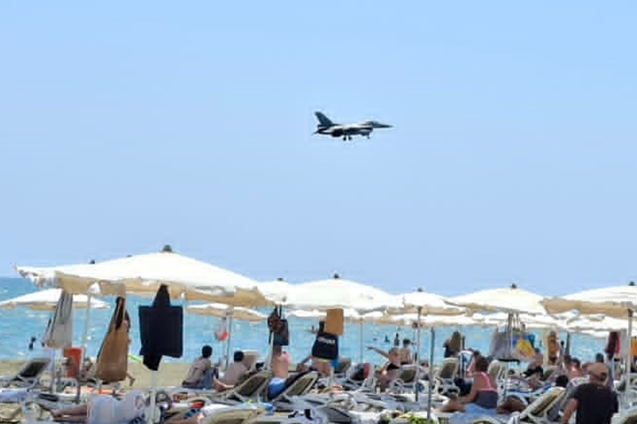 &Mu;&Alpha;&Kappa;&Epsilon;&Nu;&Zeta;&Iota;: F-16 &pi;έ&tau;&alpha;&xi;&alpha;&nu; &pi;ά&nu;&omega; &alpha;&pi;ό &tau;&eta;&nu; &pi;&alpha;&rho;&alpha;&lambda;ί&alpha; &ndash; &Sigma;ή&kappa;&omega;&sigma;&alpha;&nu; &tau;&alpha; &beta;&lambda;έ&mu;&mu;&alpha;&tau;&alpha; &sigma;&tau;&omicron;&nu; &omicron;&upsilon;&rho;&alpha;&nu;ό &omicron;&iota; &lambda;&omicron;&upsilon;ό&mu;&epsilon;&nu;&omicron;&iota; -(&Alpha;&pi;&omicron;&kappa;&lambda;&epsilon;&iota;&sigma;&tau;&iota;&kappa;ό-&Beta;ί&nu;&tau;&epsilon;&omicron;)