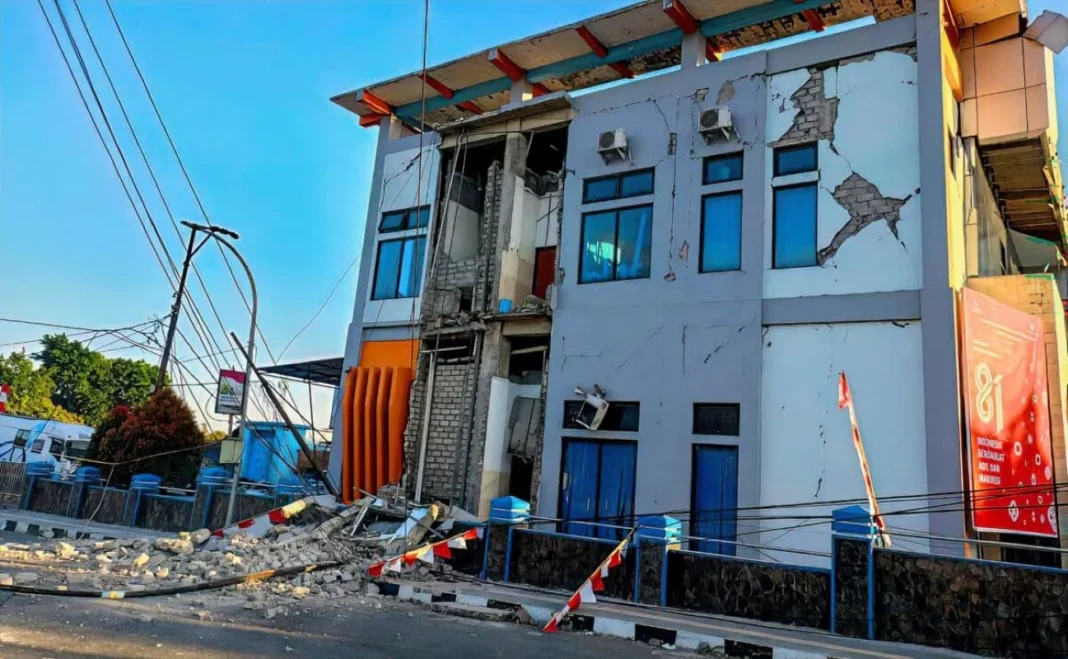 ΣΕΙΣΜΟΣ 7,7 ΡΙΧΤΕΡ ΣΤΗΝ ΙΝΔΟΝΗΣΙΑ: Τουλάχιστον πέντε οι νεκροί – Άρση της προειδοποίησης για τσουνάμι-(Βίντεο)