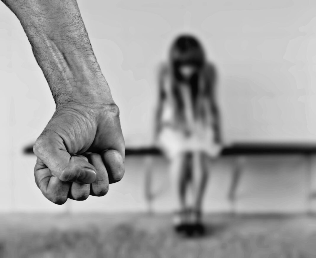 ΕΦΙΑΛΤΗΣ ΣΤΗ ΛΕΥΚΩΣΙΑ: Την ξυλοκόπησε και την απείλησε με μαχαίρι για τα ναρκωτικά – Αυξήθηκε η ποινή του