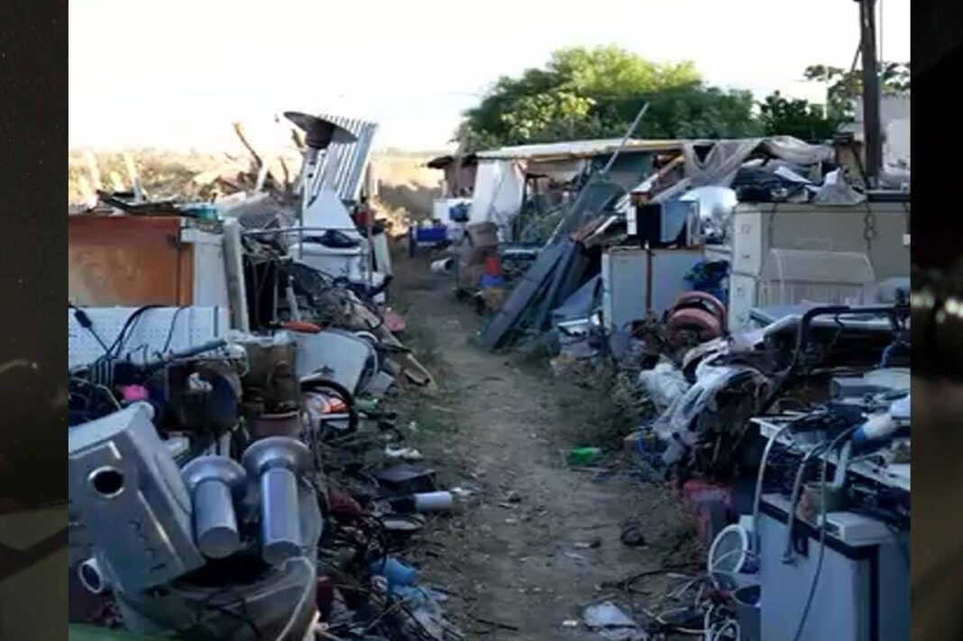 ΚΑΪΜΑΚΛΙ: Οικόπεδο έγινε χωματερή – Συνεργεία του Δήμου ανέλαβαν να μαζέψουν τα «έργα» κάποιων-(Βίντεο)
