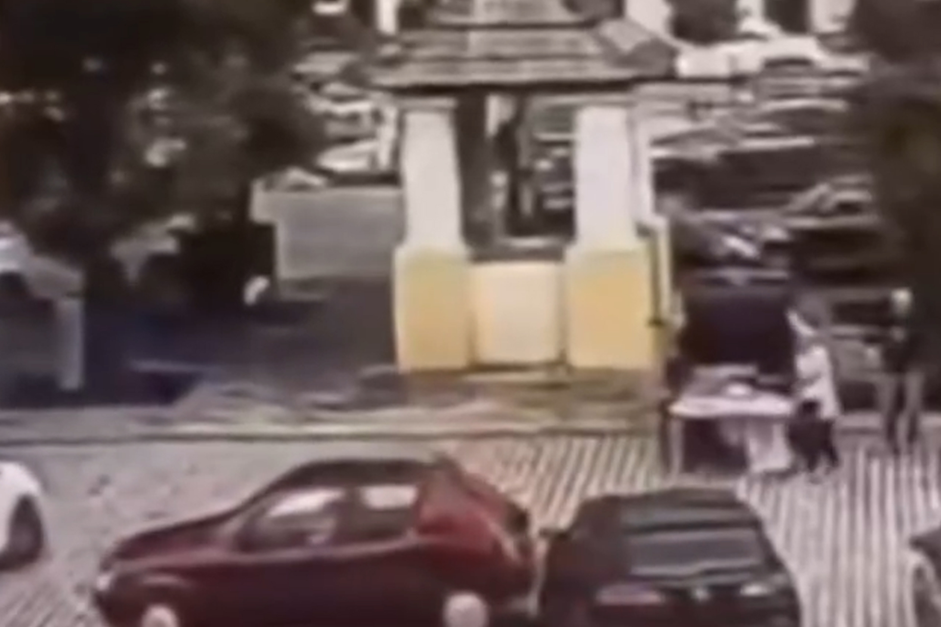 VIRAL: Πήγε να παρκάρει και κατέληξε πάνω σε έξι αυτοκίνητα – 78χρονη στο τιμόνι-(Βίντεο) VIRAL: Πήγε να παρκάρει και κατέληξε πάνω σε έξι αυτοκίνητα – 78χρονη στο τιμόνι-(Βίντεο)