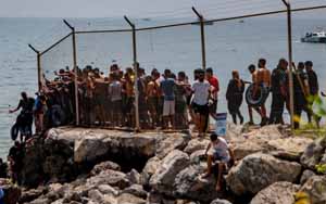 ΘΕΟΥΤΑ: Ένταση στα σύνορα και χάος στη μεταφορά μεταναστών – Επεισόδια, πυροβολισμοί στον αέρα και χιλιάδες χωρίς στέγη-(Βίντεο)
