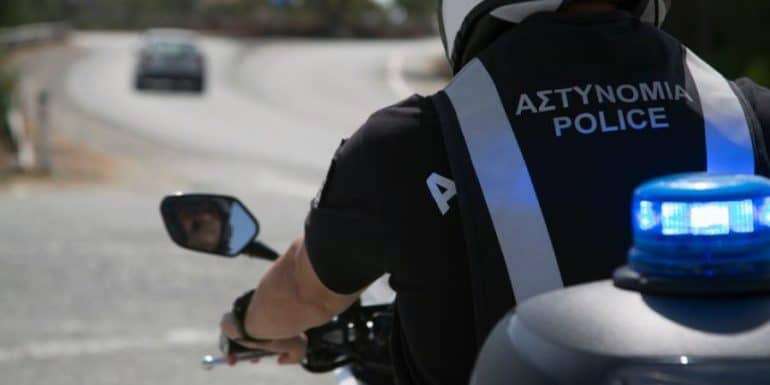 ΛΕΥΚΩΣΙΑ: Αυτοκίνητο κατέληξε σε καφετέρια στην Πινδάρου – Δύο τραυματίες