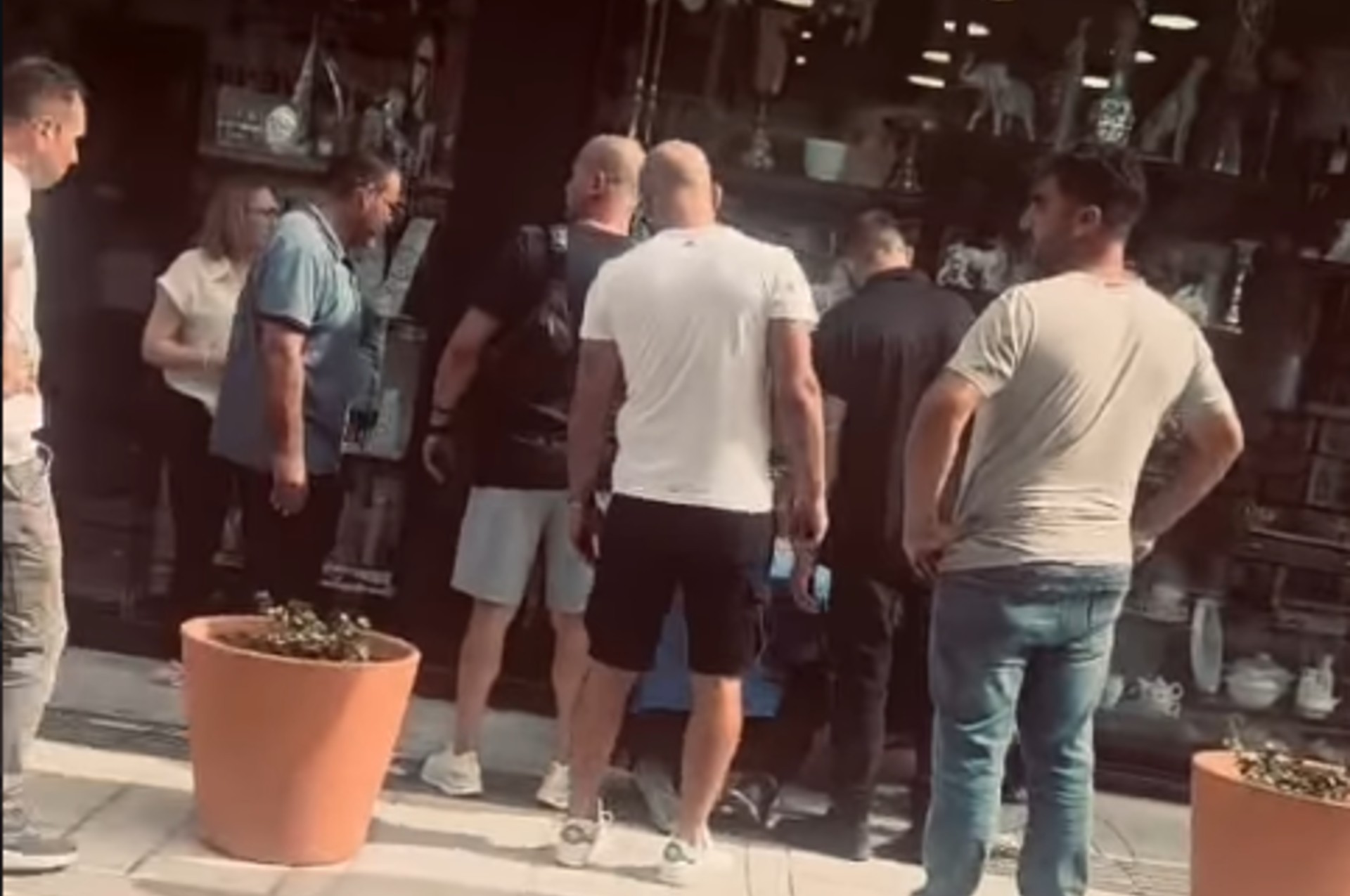VIRAL: Πολίτες έσπευσαν να προστατεύσουν καταστηματάρχη – Ακινητοποίησαν 37χρονο μετά από επίθεση- (Βίντεο)